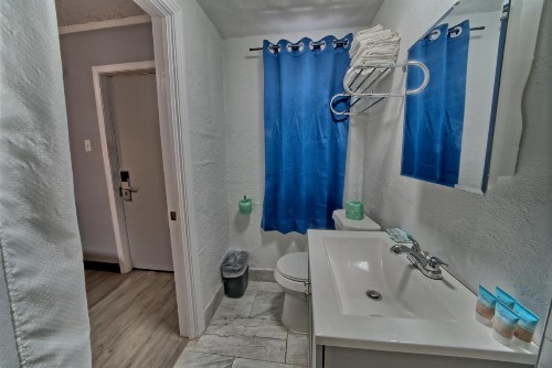 Aqua View Motel - image 19