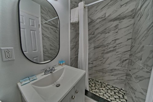Aqua View Motel - image 22