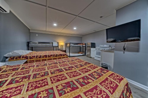 Aqua View Motel - image 33