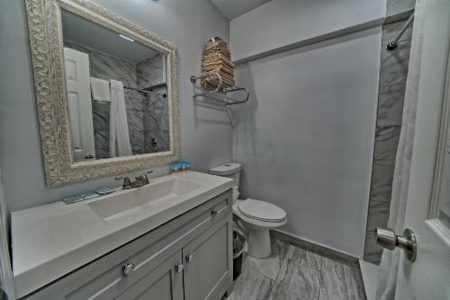 Aqua View Motel - image 38