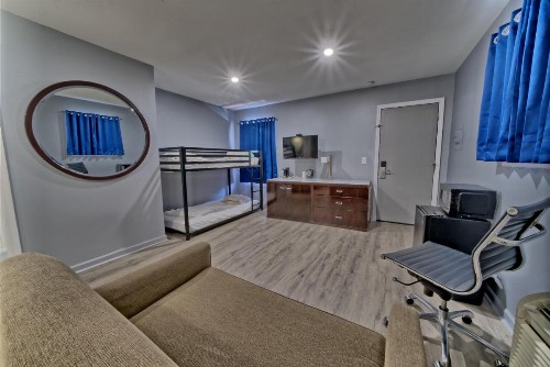 Aqua View Motel - image 39