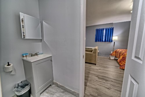 Aqua View Motel - image 42