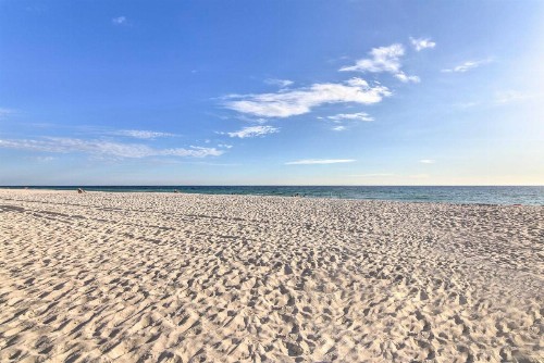 Panama City Beachfront Condo with Balcony and Pool! - image 4