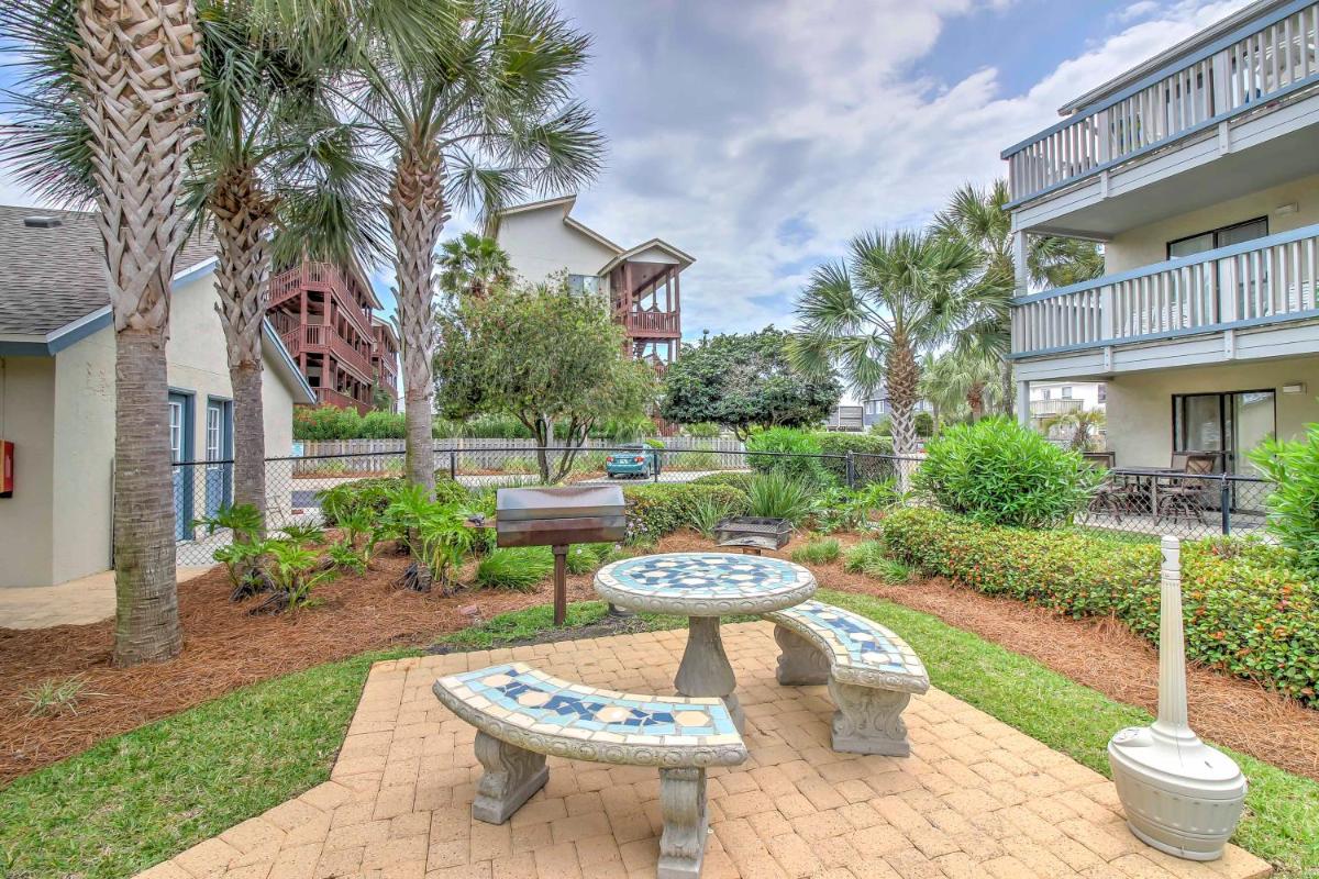 Cozy PCB Condo with Balcony - Walk to the Beach! - image 4
