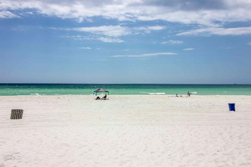 Cozy PCB Condo with Balcony - Walk to the Beach! - image 5
