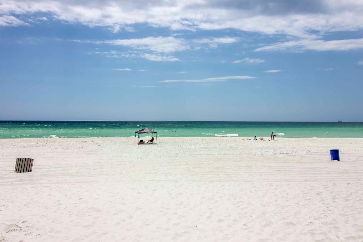 Cozy PCB Condo with Balcony - Walk to the Beach! - image 5