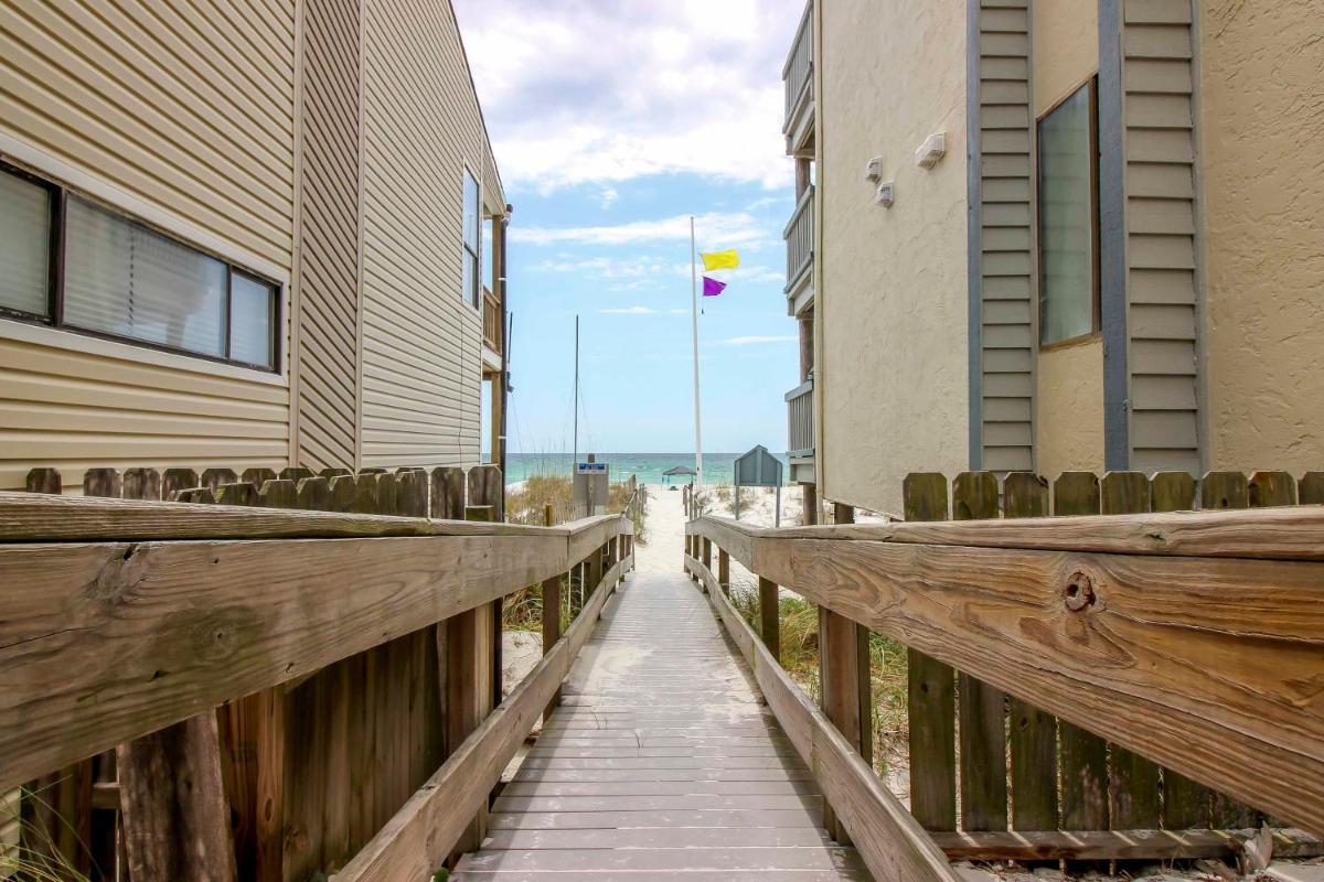 Cozy PCB Condo with Balcony - Walk to the Beach! - image 6
