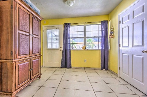 Vibrant PCB Townhome with Private Outdoor Oasis - image 10