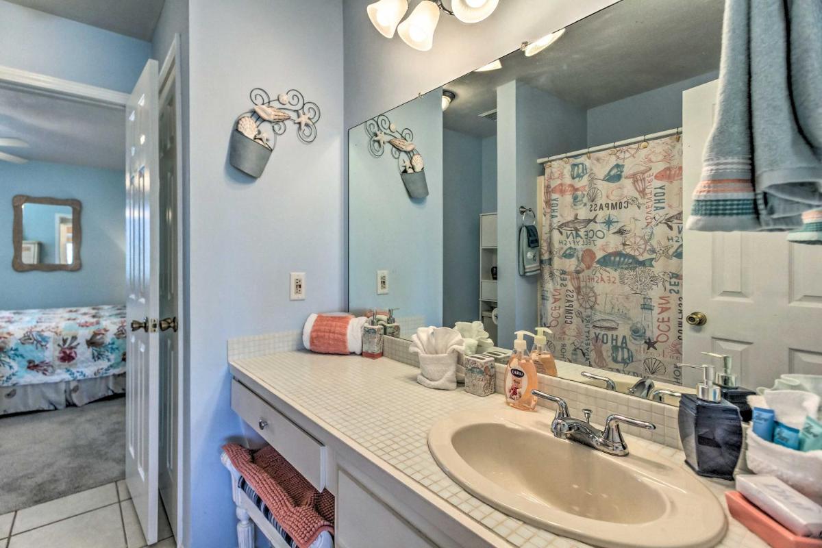 Vibrant PCB Townhome with Private Outdoor Oasis - image 6