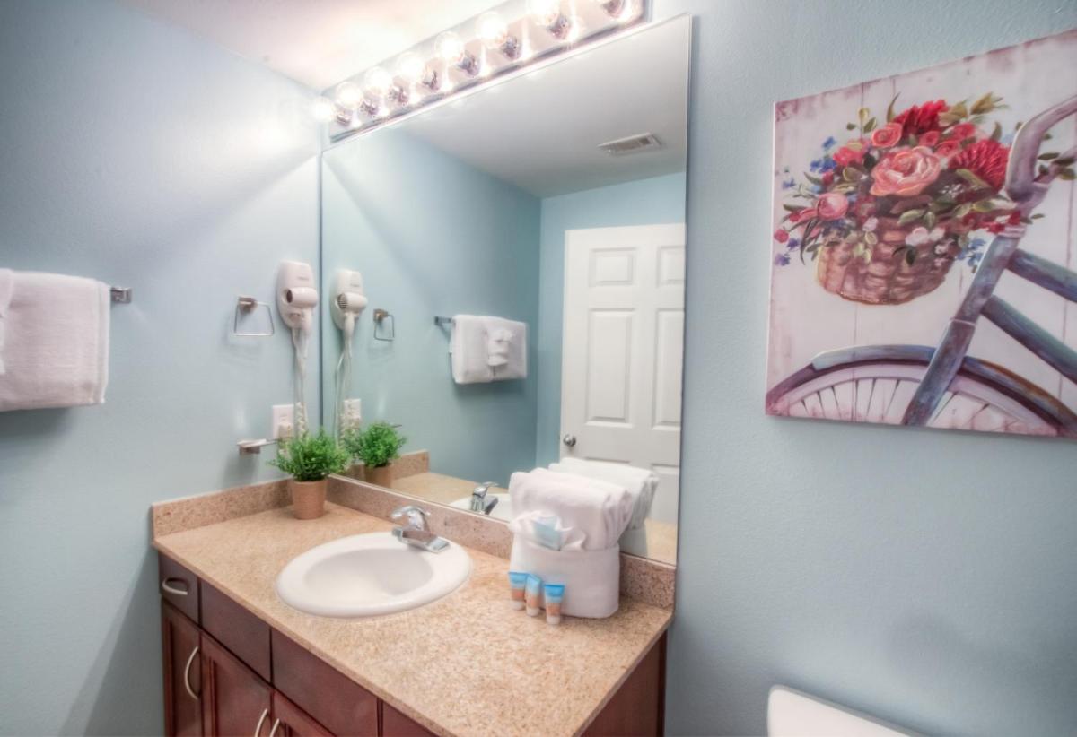 BRAND NEW!Laketown Wharf 233! Beautiful 3 BD Great Amenities And Great Location - image 4