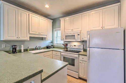 Panama City Condo with Lanai Less Than half Mi to Beach! - image 9