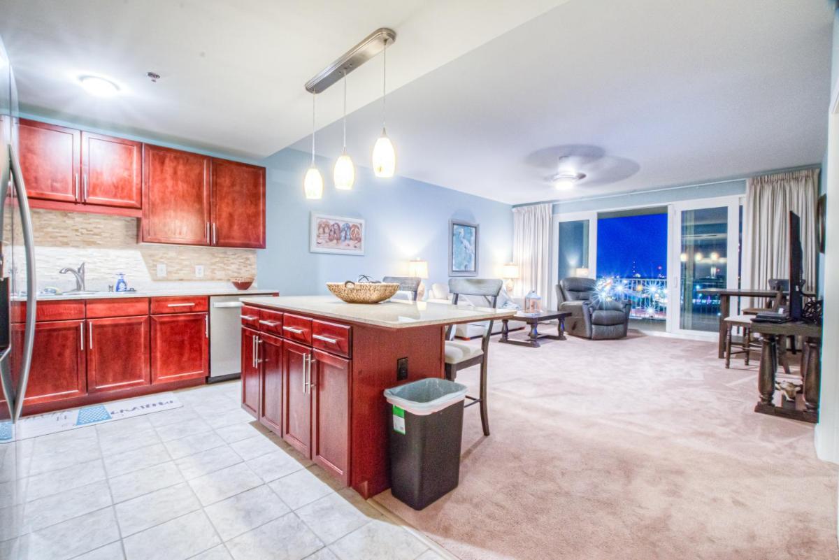 10th Floor Nex to The 10th Floor Pool! 3 BD Great Amenities And Location - main image