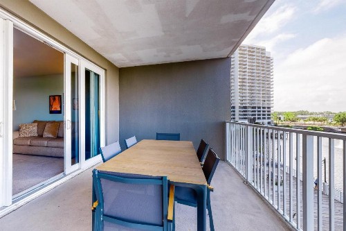 Laketown Wharf 212 - image 1