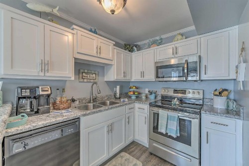 Recently Renovated PCB Condo Steps to Beach! - image 9