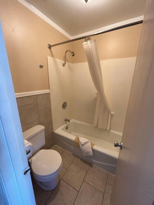 Redwood Arms Motel - image 10
