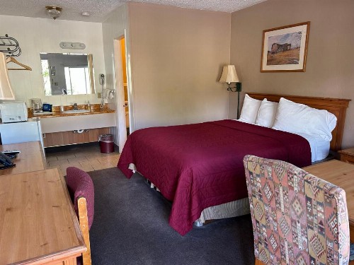 Redwood Arms Motel - image 11
