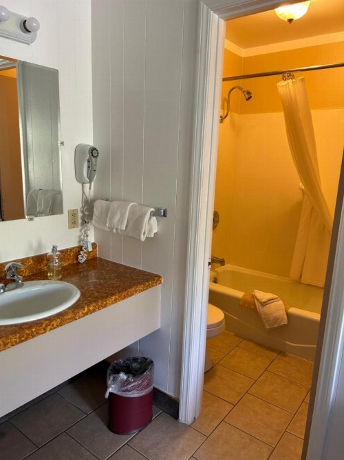 Redwood Arms Motel - image 12