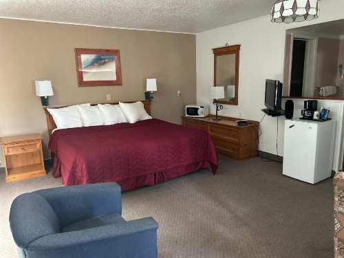 Redwood Arms Motel - image 13