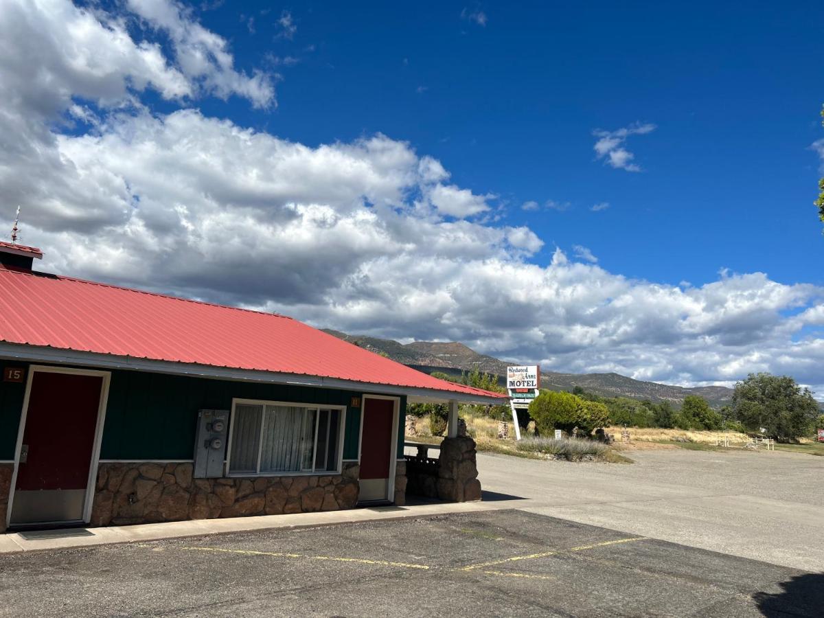 Redwood Arms Motel - image 2