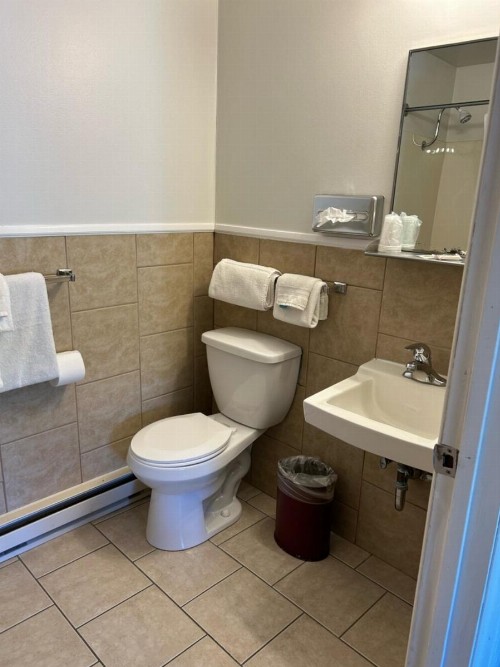 Redwood Arms Motel - image 20