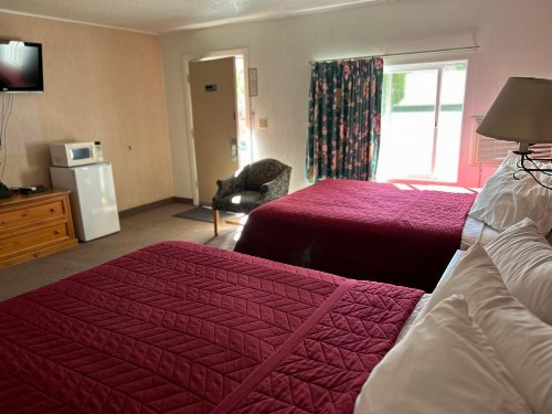 Redwood Arms Motel - image 22