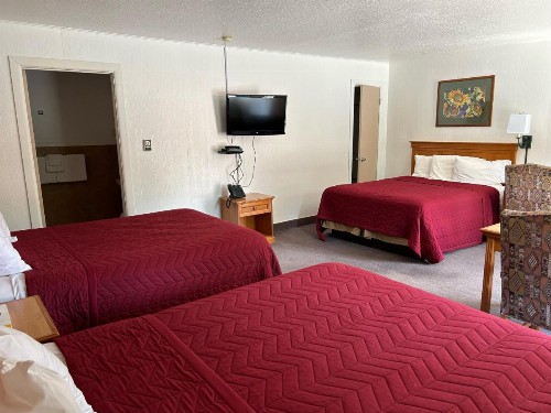 Redwood Arms Motel - image 23