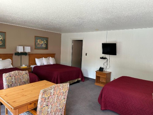 Redwood Arms Motel - image 24