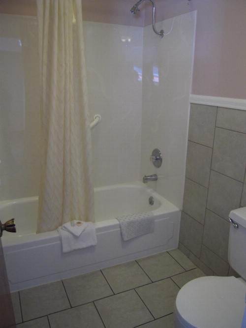 Redwood Arms Motel - image 25