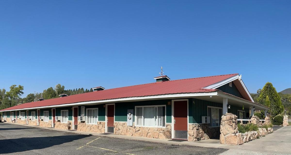 Redwood Arms Motel - image 3