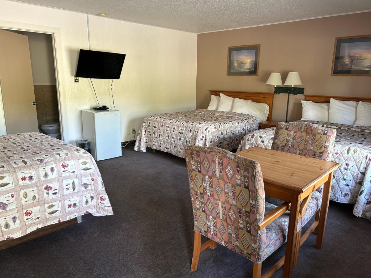 Redwood Arms Motel - image 6