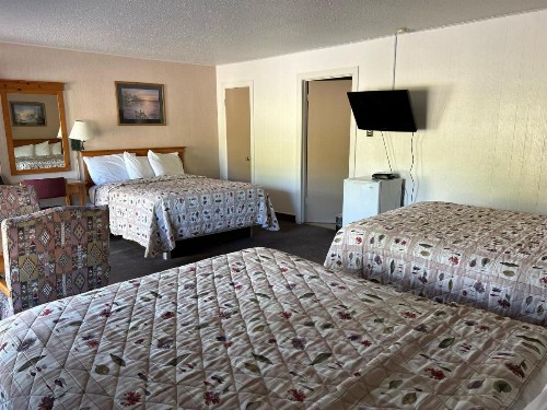 Redwood Arms Motel - image 7