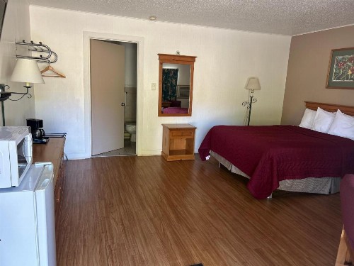 Redwood Arms Motel - image 8