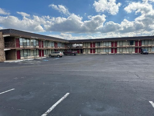 OYO Hotel Paris TN US-79 - image 9