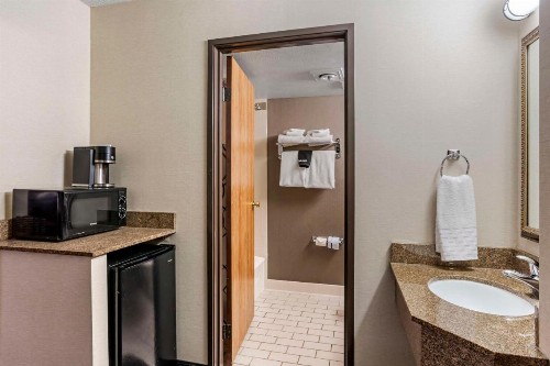 Best Western Landmark Inn - image 23