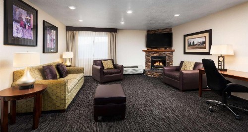 Best Western Landmark Inn - image 41