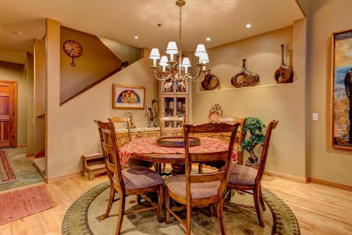 Twin Pines Apartment - image 10