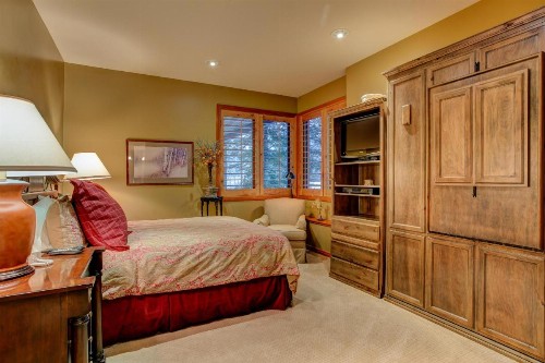 Twin Pines Apartment - image 14