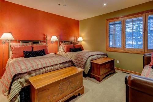 Twin Pines Apartment - image 17