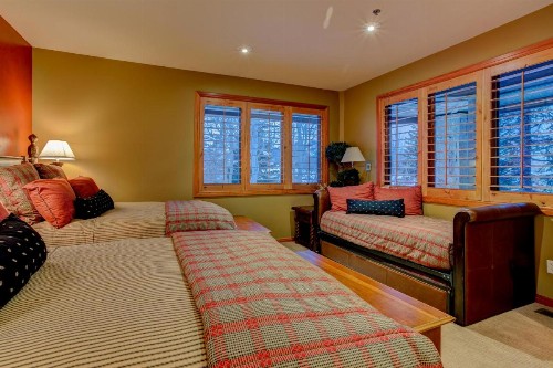 Twin Pines Apartment - image 18