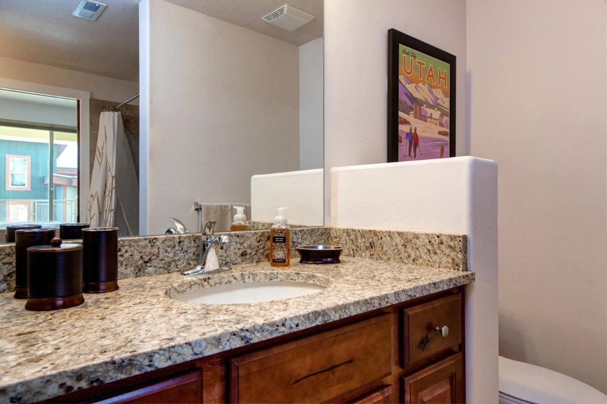 Two-Bedroom Townhome In Newpark Terrace Condo - image 4