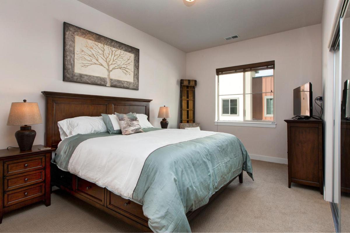 Two-Bedroom Townhome In Newpark Terrace Condo - image 7