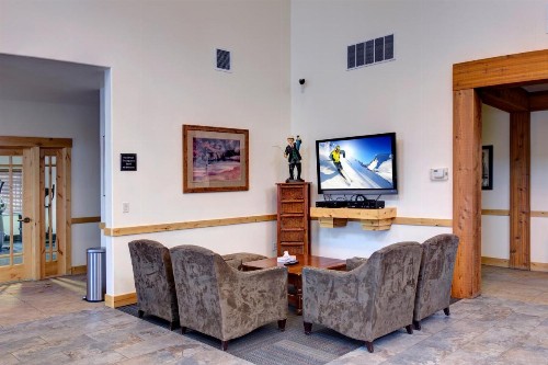 Spacious Bobsled House - image 10