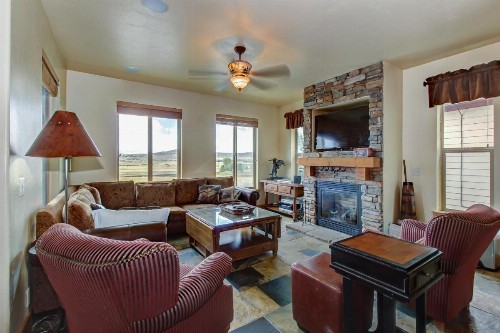 Spacious Bobsled House - image 12