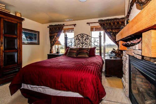 Spacious Bobsled House - image 7