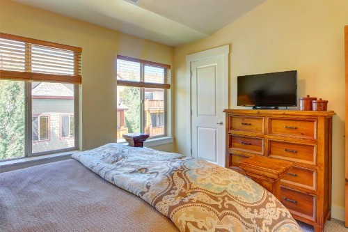 Beauty in Bear Hollow - image 7