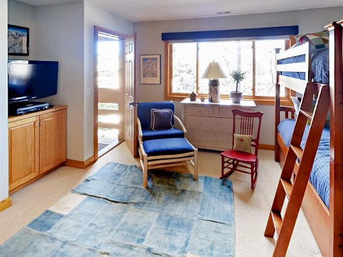 1585 Empire Avenue Condo Unit 303 - image 9