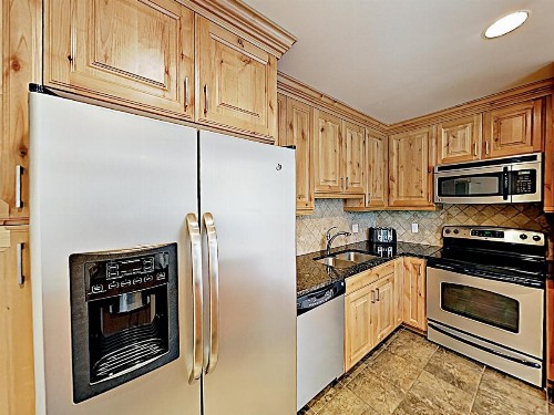New Listing! Ski Basecamp With Hot Tub Walk To Lift Townhouse - image 12