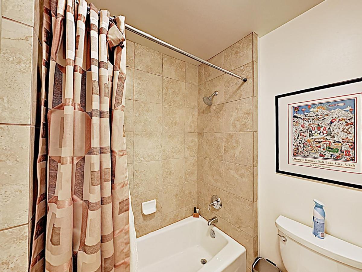 New Listing! Ski Basecamp With Hot Tub Walk To Lift Townhouse - image 6