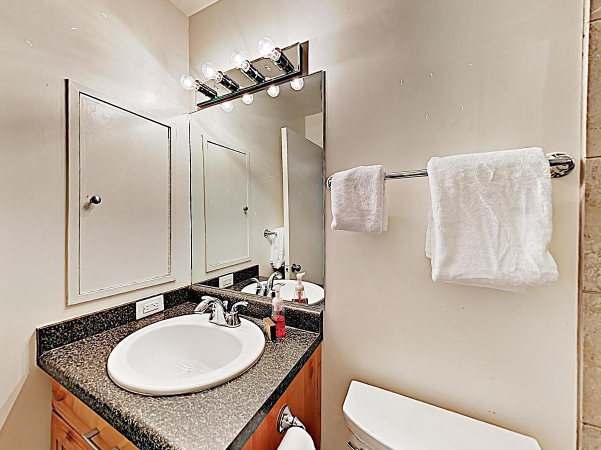 New Listing! Ski Basecamp With Hot Tub Walk To Lift Townhouse - image 7