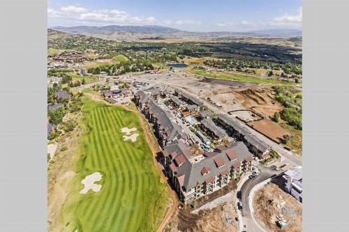 Pristine Condo on Golf Course and Walk To Gondola - image 1